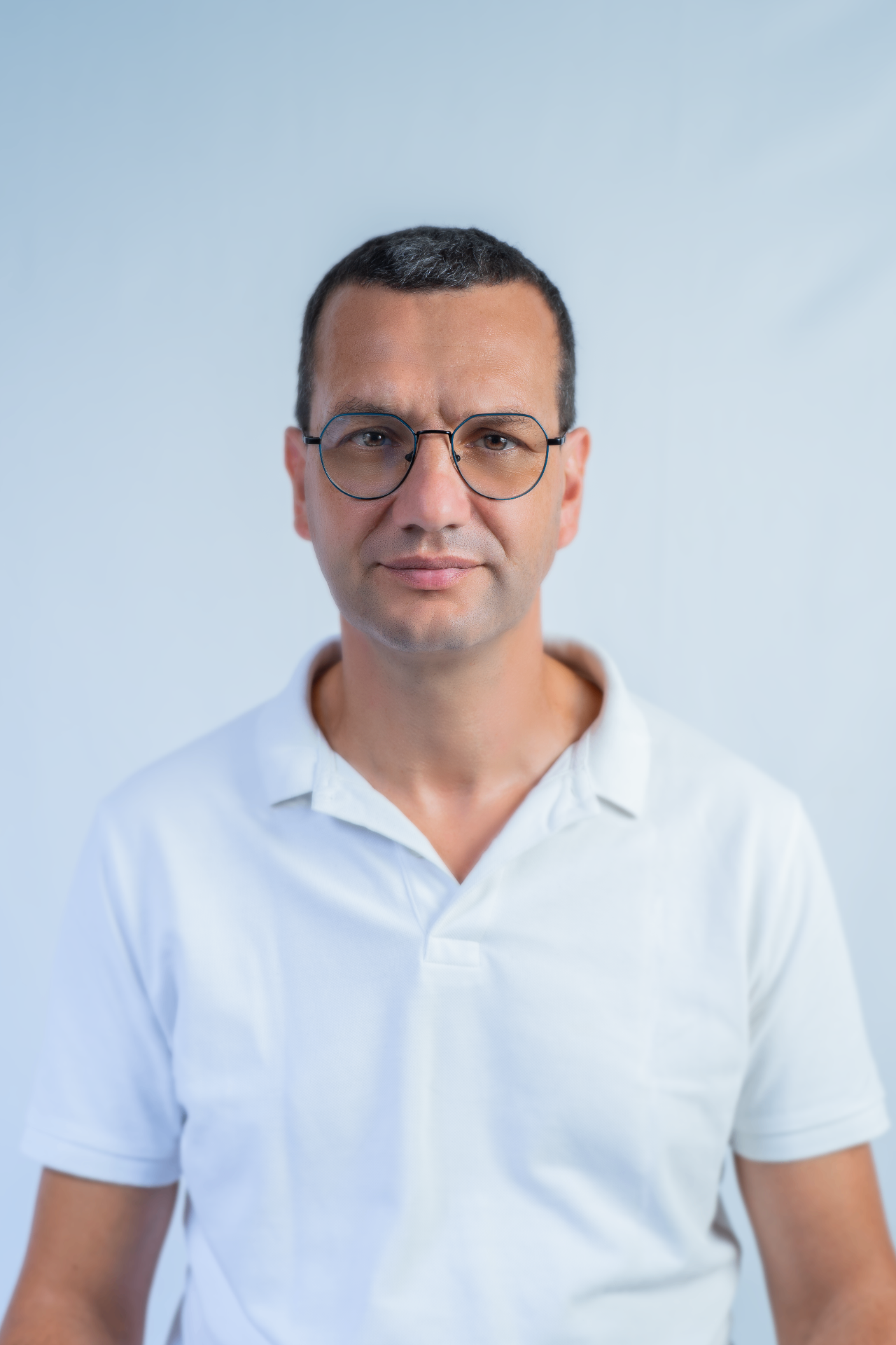 Portrait d'Éric Deviercy, praticien en massage bien-être